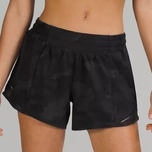Lululemon Hotty Hot Low-Rise Lined Short 4" - Size 8 Black Camo
